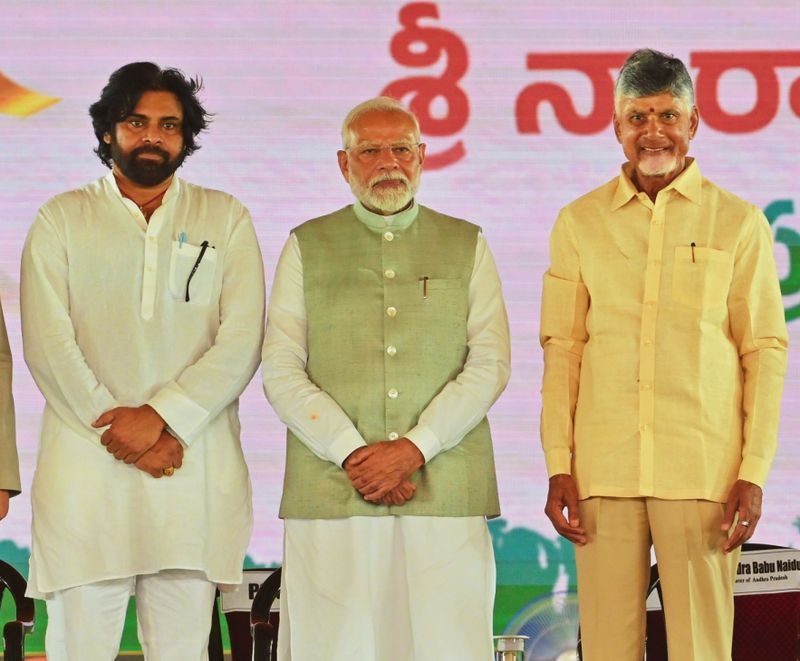 ప్రజలకు అభివాదం చేస్తూ మోదీ రోడ్ షో