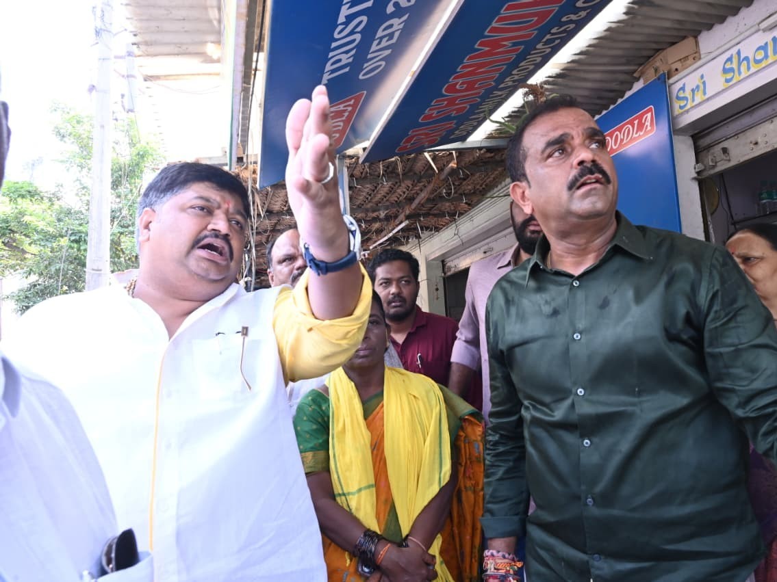 రోడ్డు విస్తరణ పనులను పరిశీలించిన కలెక్టర్, ఎమ్మెల్యే
