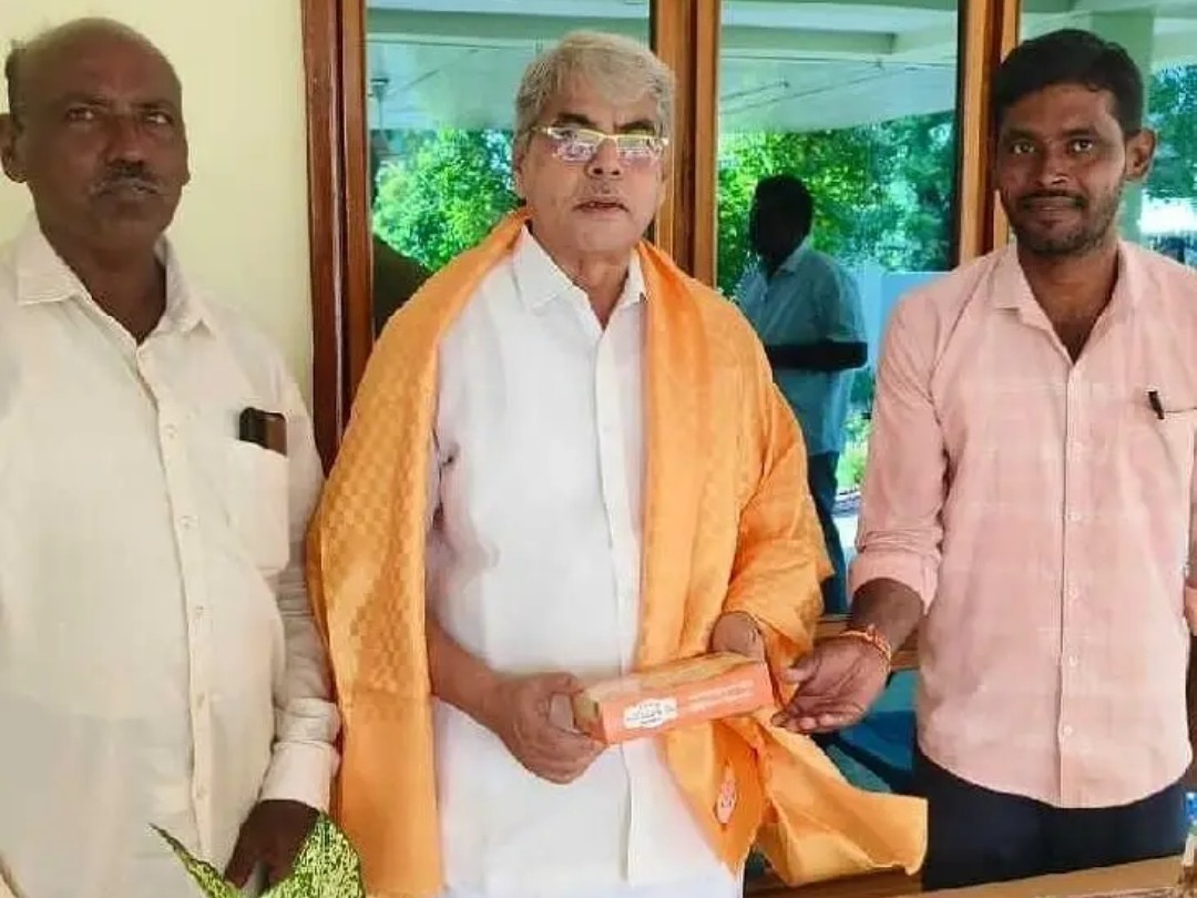 గుమ్మడిదూరులో సొసైటీ ప్రహరీ, గోడౌన్ నిర్మాణానికి వినతి