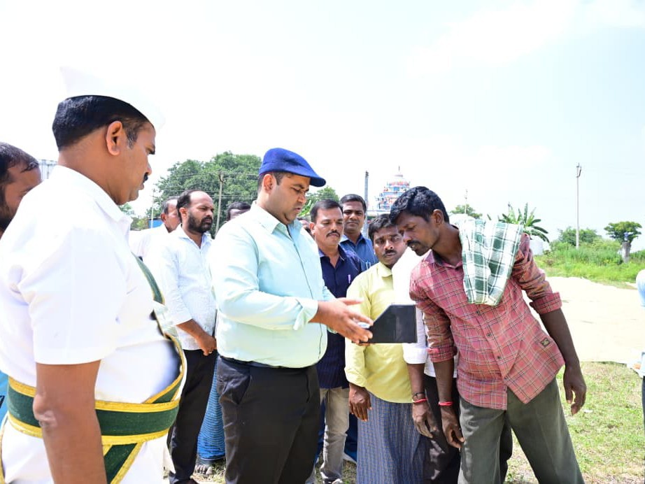 ధాన్యం కొనుగోలు కేంద్రాన్ని పరిశీలించిన కలెక్టర్