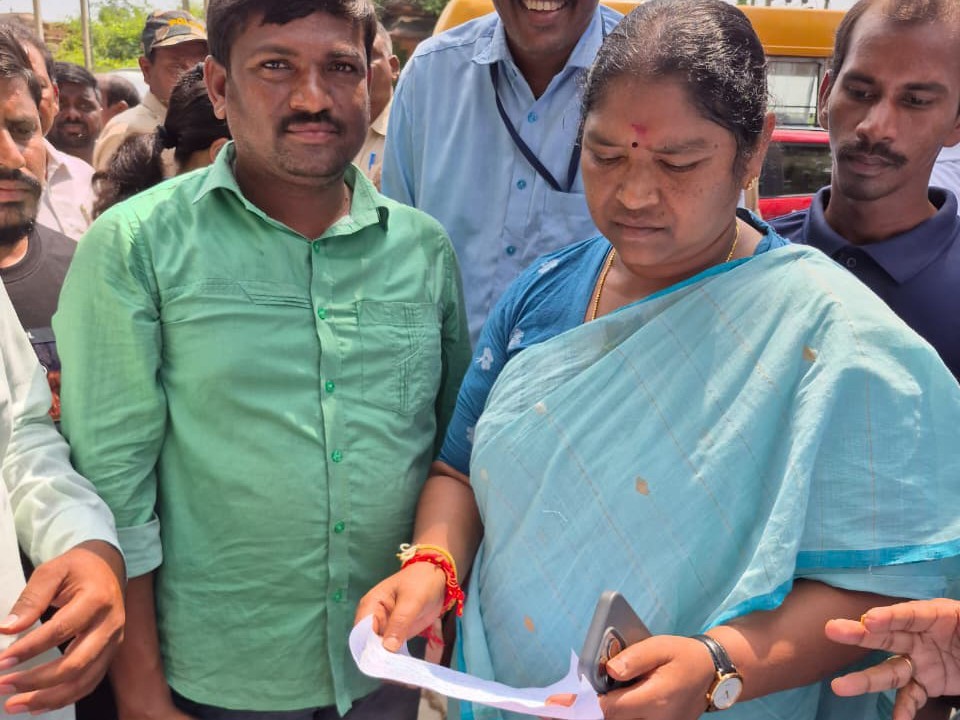 మంత్రి సీతక్క కు వినతి పత్రం అందజేసిన టూరిజం గైడ్లు