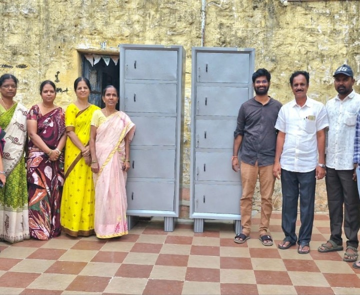 వెంకటరెడ్డిపల్లి పాఠశాలకు బీరువాలు వితరణ