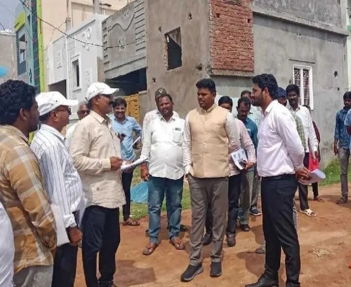 తాళ్లకోడులో పర్యటించిన హౌసింగ్ కార్పొరేషన్ MD