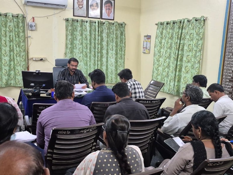 పంచాయతీ కార్యదర్శులతో మండల పరిషత్ సమావేశం