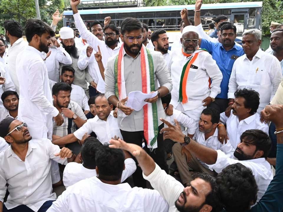 సీపీ కార్యాలయాన్ని ముట్టడించిన కాంగ్రెస్​ నాయకులు
