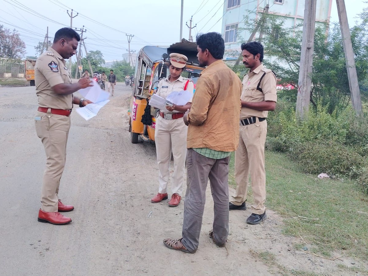 గుడివాడలో వాహనాలను తనిఖీ చేసిన ఎస్సై
