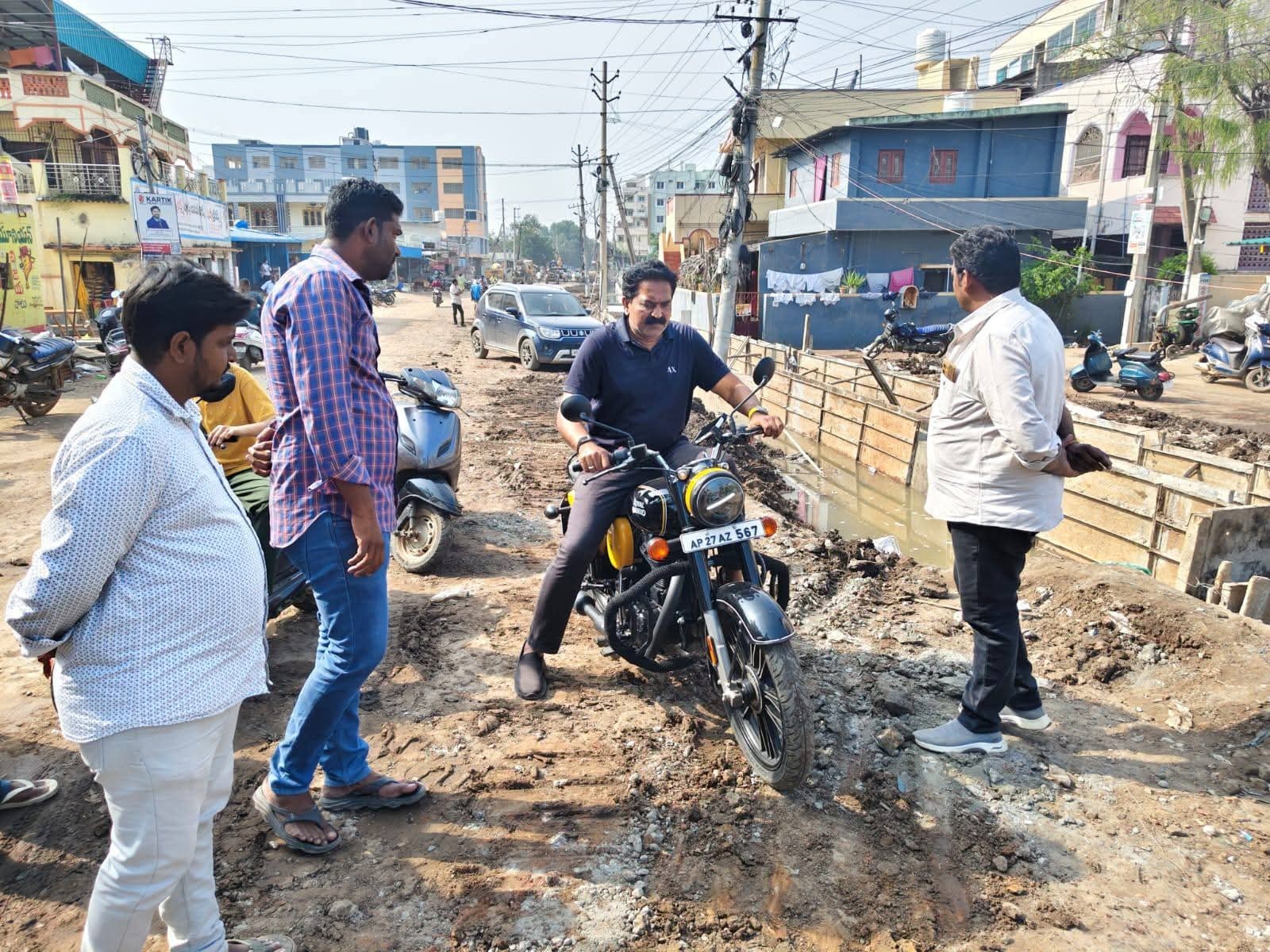 ద్విచక్ర వాహనంపై గ్రామాల్లో పర్యటించిన ఎమ్మెల్యే