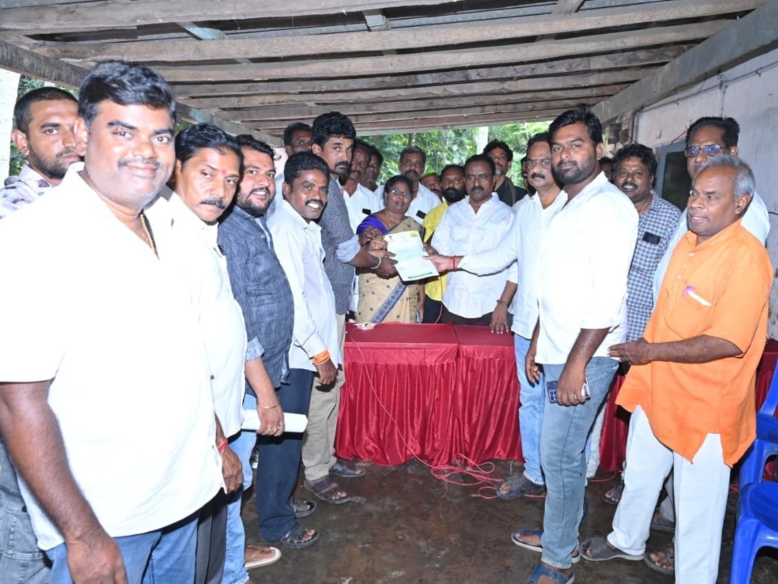 ముక్తేశ్వరంలో సీఎంఆర్ఎఫ్ చెక్కులు పంపిణీ