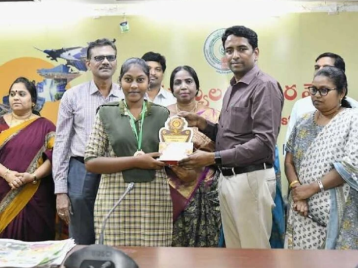 బాలికల దినోత్సవం.. విజేతలకు బహుమతులు అందజేత