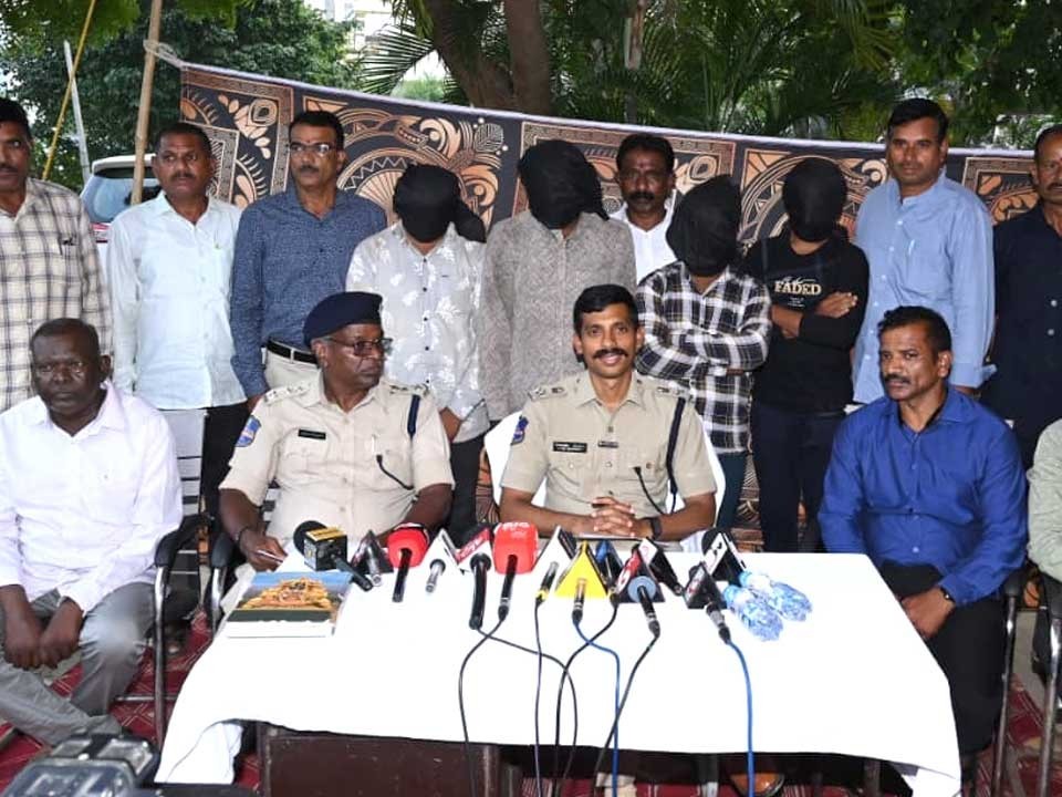 వాహనాల చోరీ కేసులో నిందితుల అరెస్ట్