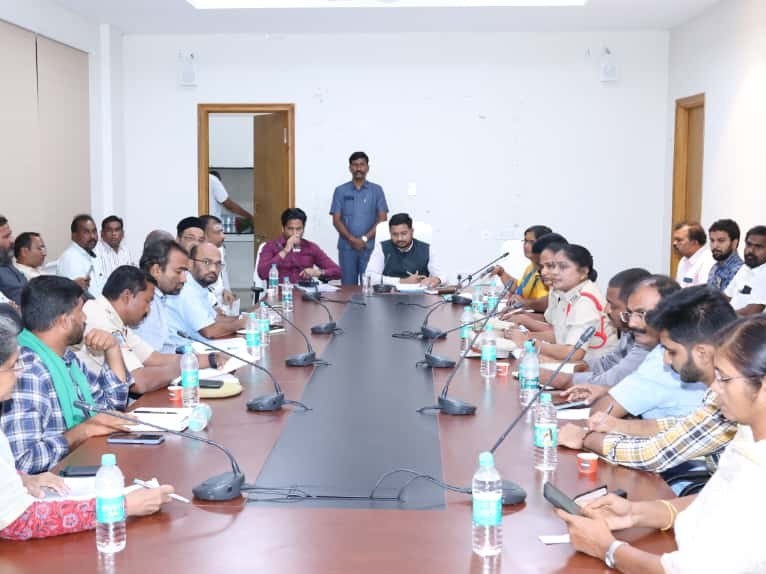 పత్తి కొనుగోలు కేంద్రాలను సద్వినియోగం చేసుకోవాలి: కలెక్టర్