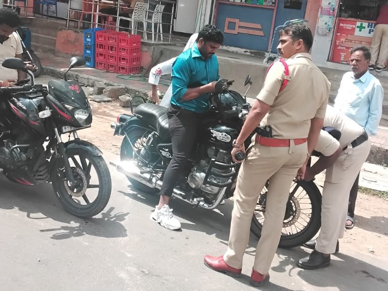 ట్రాఫిక్ రూల్స్ అతిక్రమిస్తే చర్యలు