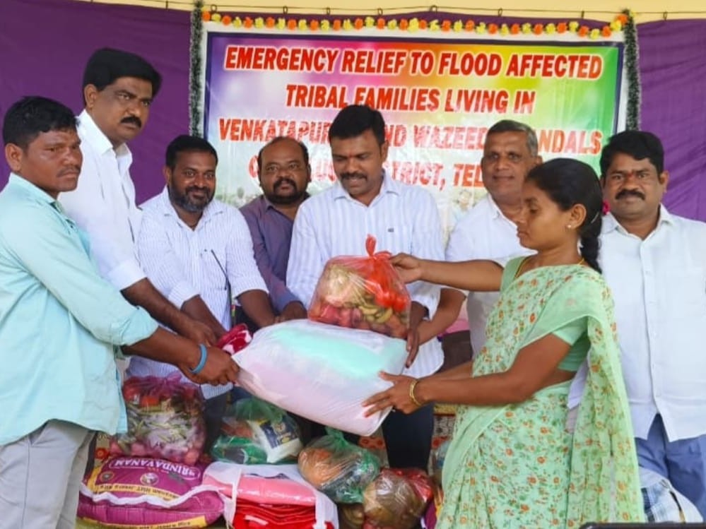 వరద బాధితులకు నిత్యవసర సరుకులు పంపిణీ