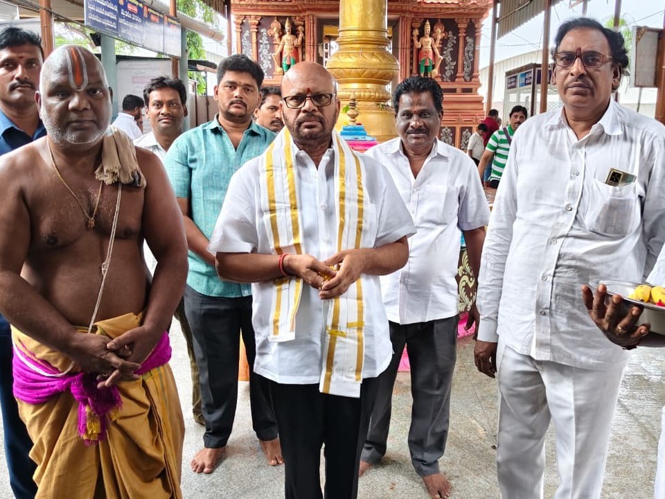 నరసింహ స్వామిని దర్శించిన పిఠాపురం మాజీ ఎమ్మెల్యే