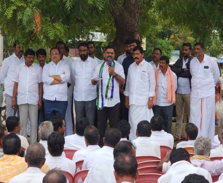 రచ్చబండ కార్యక్రమంలో పాల్గొన్న కేతిరెడ్డి