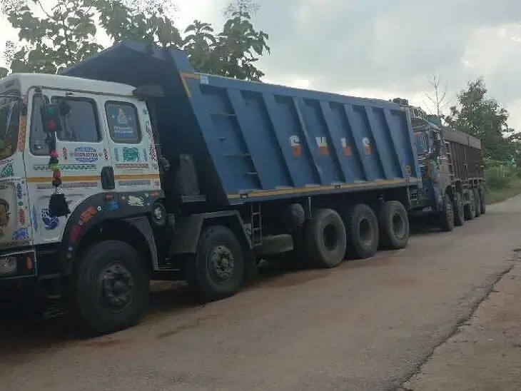 ఇసుక తరలిస్తున్న 2 టిప్పర్లు, 3 ట్రాక్టర్ల పట్టివేత