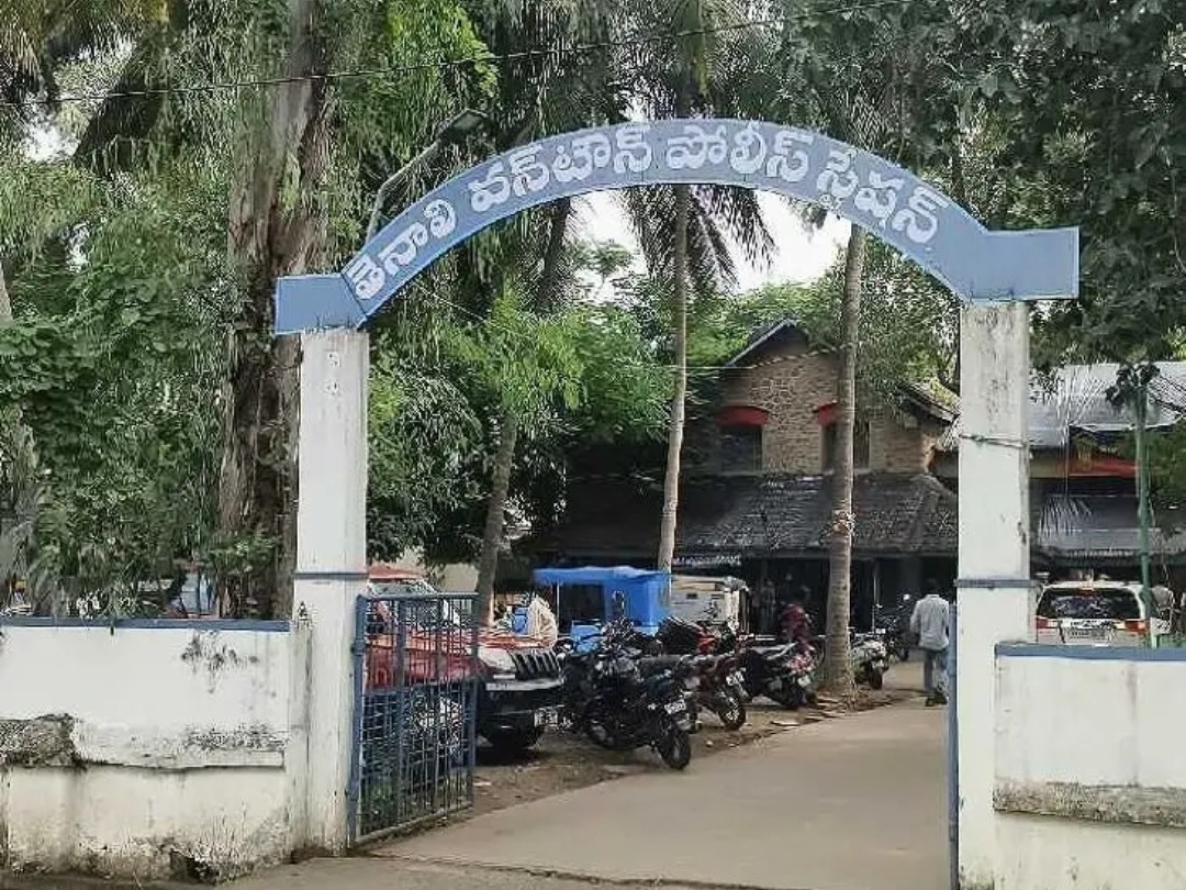 మహిళ మెడలో బంగారం అపహరణ