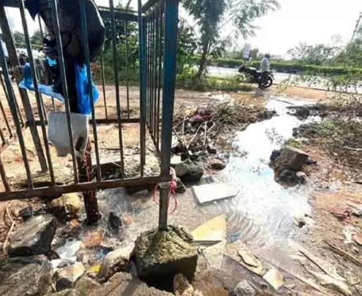 సాగర్ రోడ్డుపై మిషన్ భగీరథపైపు లీకేజీ..!
