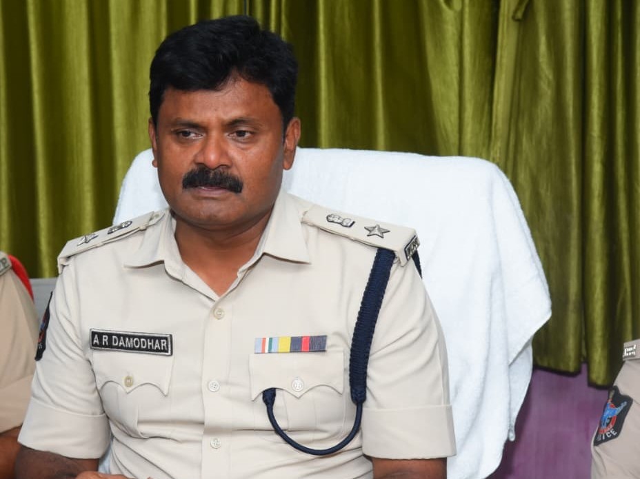 తల్లిదండ్రులకు చెంతకు చేర్చిన పోలీసులు