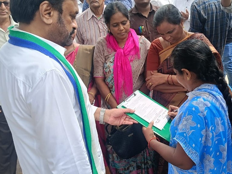 మెడికల్ కాలేజీల ప్రైవేటీకరణకు వ్యతిరేకంగా సంతకాల సేకరణ