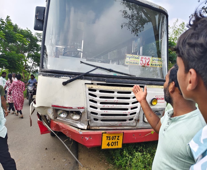ఆర్టీసీ బస్సును ఢీకొన్న బొలెరో