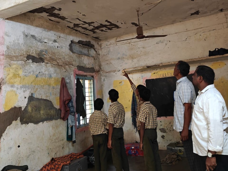 సమస్యలకు నిలయంగా సంక్షేమ హాస్టల్ భవనం