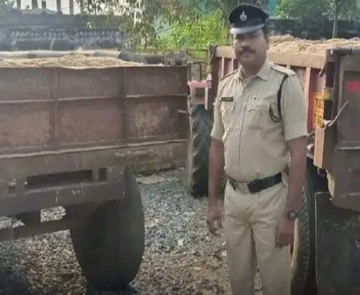 మణుగూరులో ఇసుక ట్రాక్టర్లు పట్టివేత