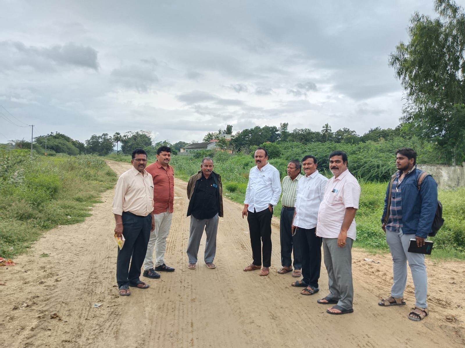 గుడిమల్లం రోడ్డును పరిశీలించిన అధికారులు