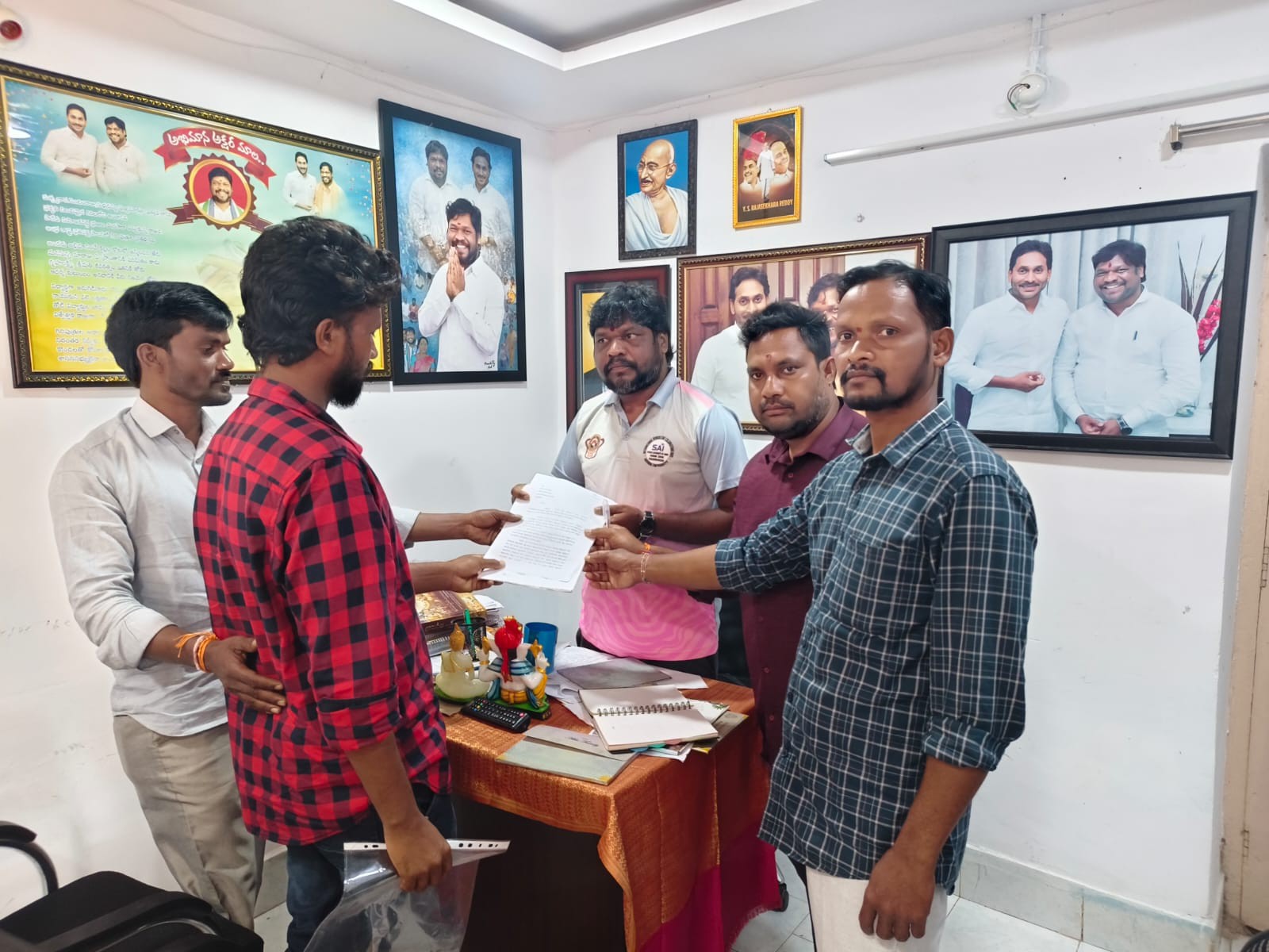 న్యాయం చేయాలని ఎమ్మెల్యేకు వినతి పత్రం