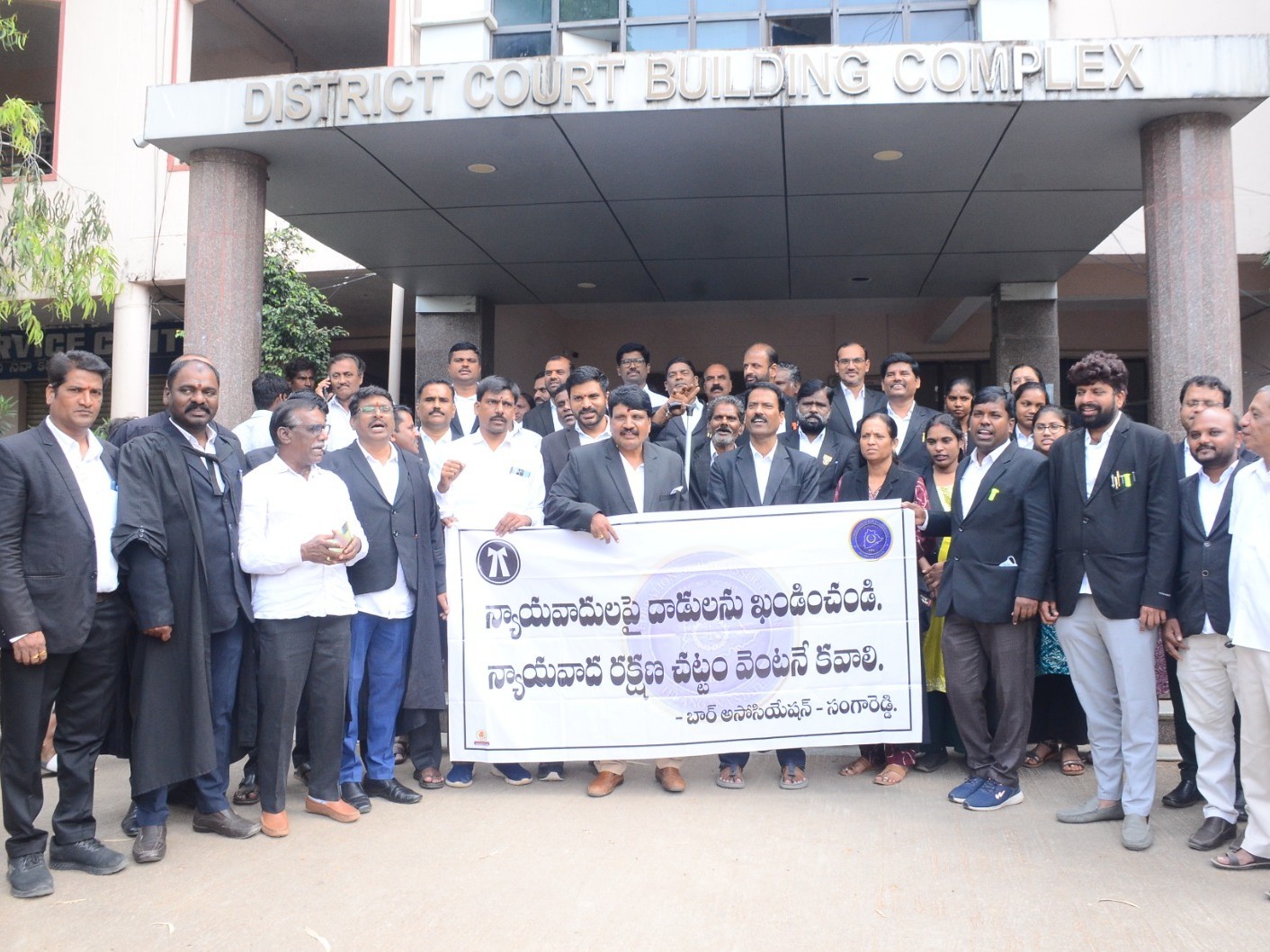 జిల్లా కోర్టు ముందు న్యాయవాదుల నిరసన