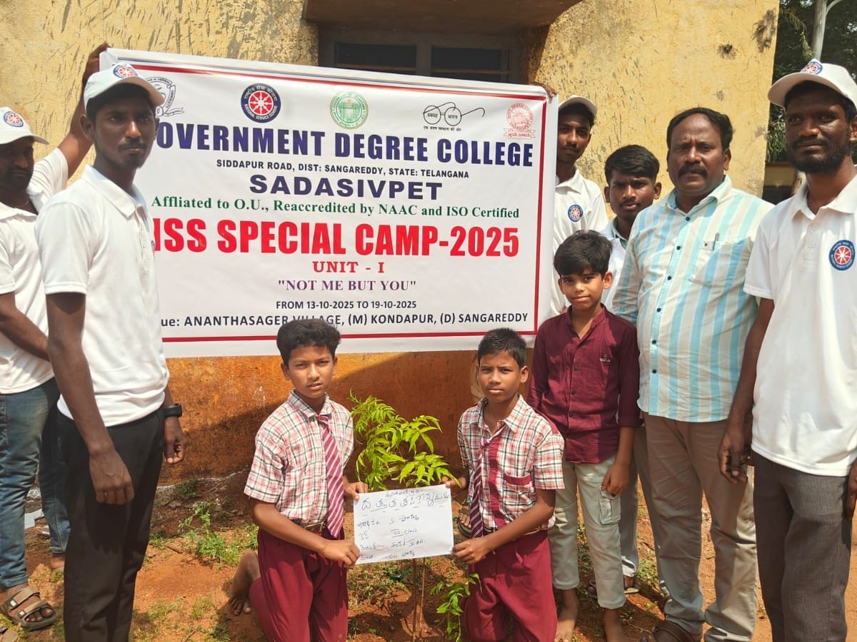 మొక్కలు నాటిన విద్యార్థులు