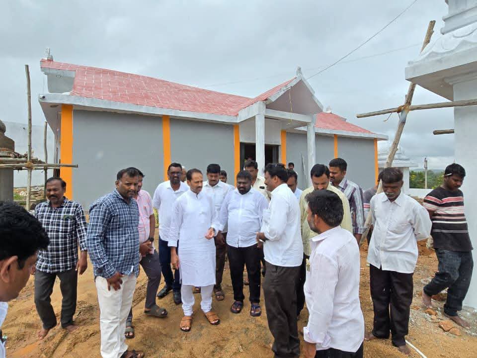 ఆలయ పనులను పరిశీలించిన ఎమ్మెల్యే