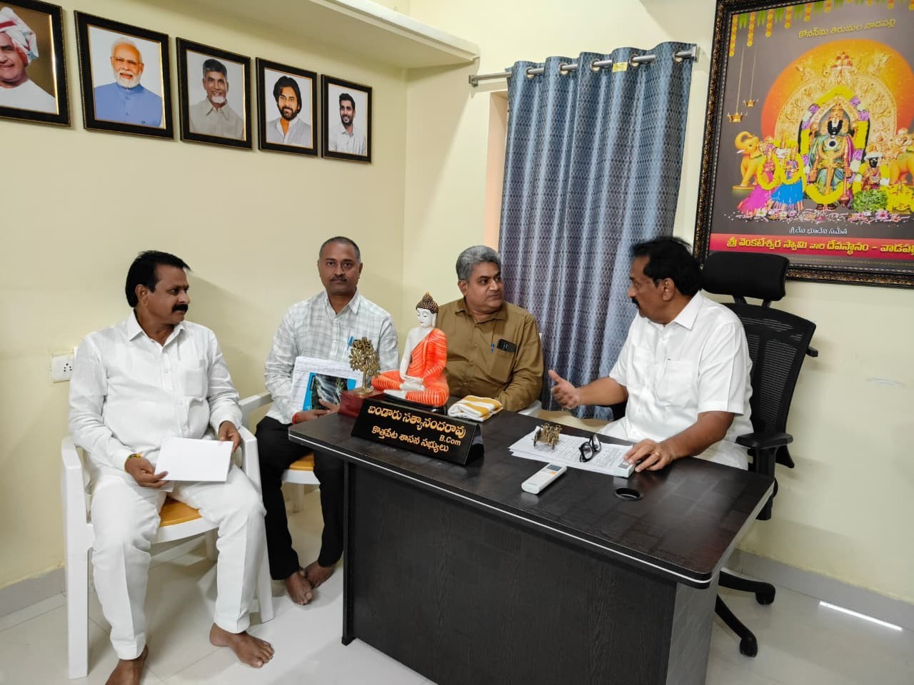 రావులపాలెం బస్టాండ్ అభివృద్ధికి కృషి: ఎమ్మెల్యే