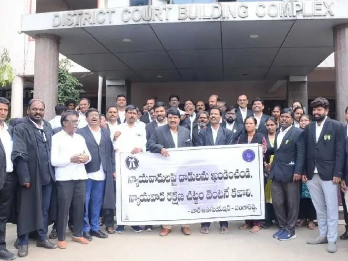 విధులు బహిష్కరించి న్యాయవాదుల నిరసన