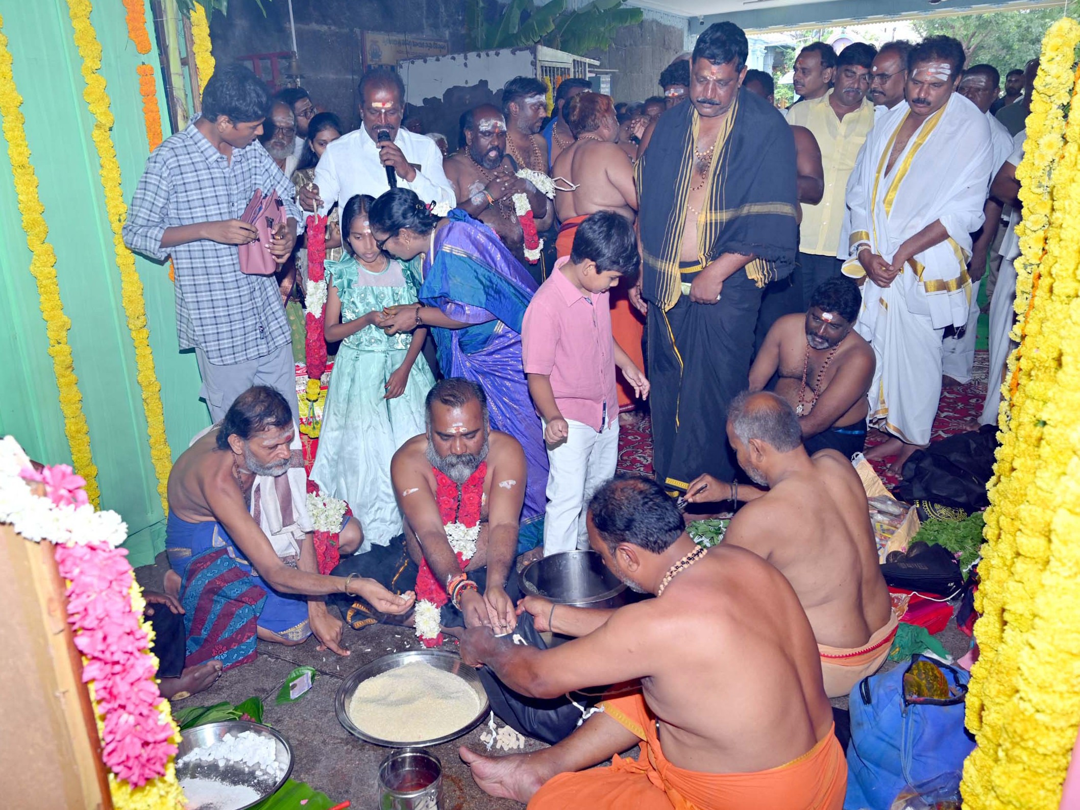 శబరికి బయలుదేరిన ఎమ్మెల్యే మురళీ