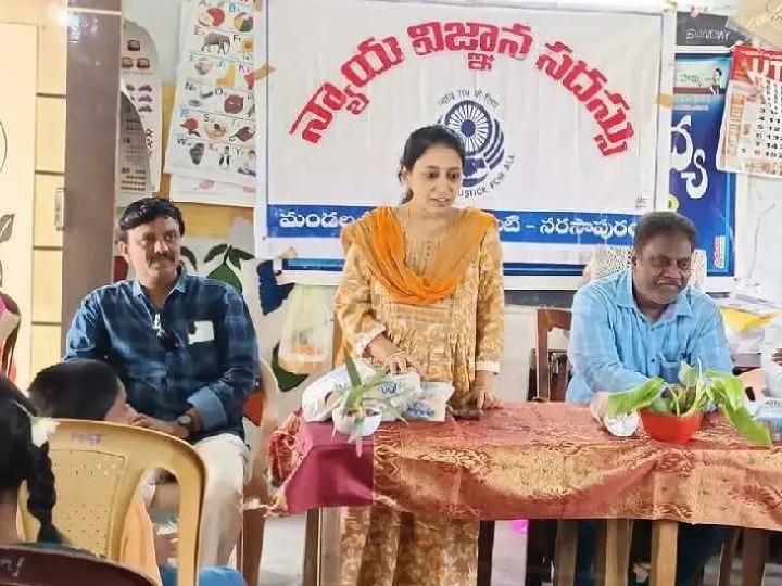 ‘బాలికలు ఫోన్లకు దూరంగా ఉండాలి’
