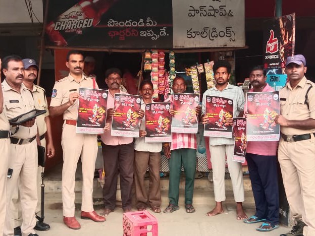డ్రగ్స్‌పై యుద్ధం పోస్టర్ ఆవిష్కరించిన: సీఐ