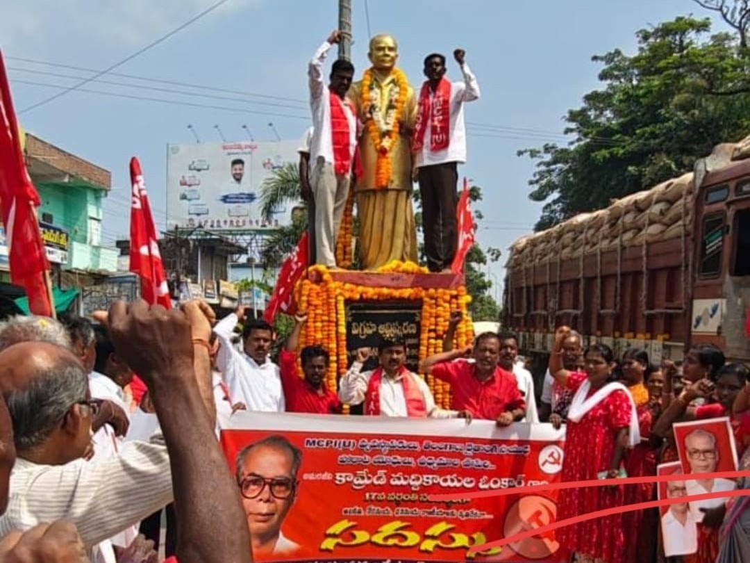 ఓంకార్ విగ్రహానికి నివాళులర్పించిన పార్టీ నాయకులు