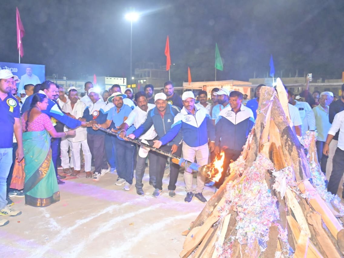 మైత్రి మైదానంలో క్రీడాకారుల క్యాంపు ఫైర్