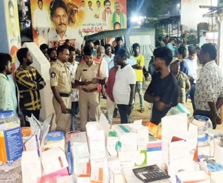మెడికల్ షాపు వద్ద తల్లిదండ్రుల ఆందోళన