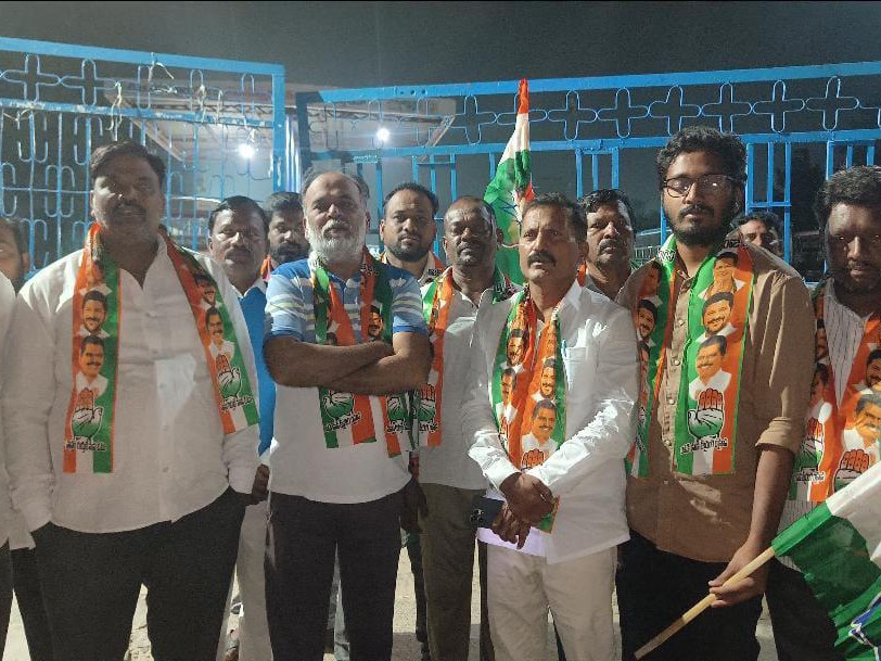 బస్సు డిపో ఎదుట కాంగ్రెస్ నేతల బైఠాయింపు