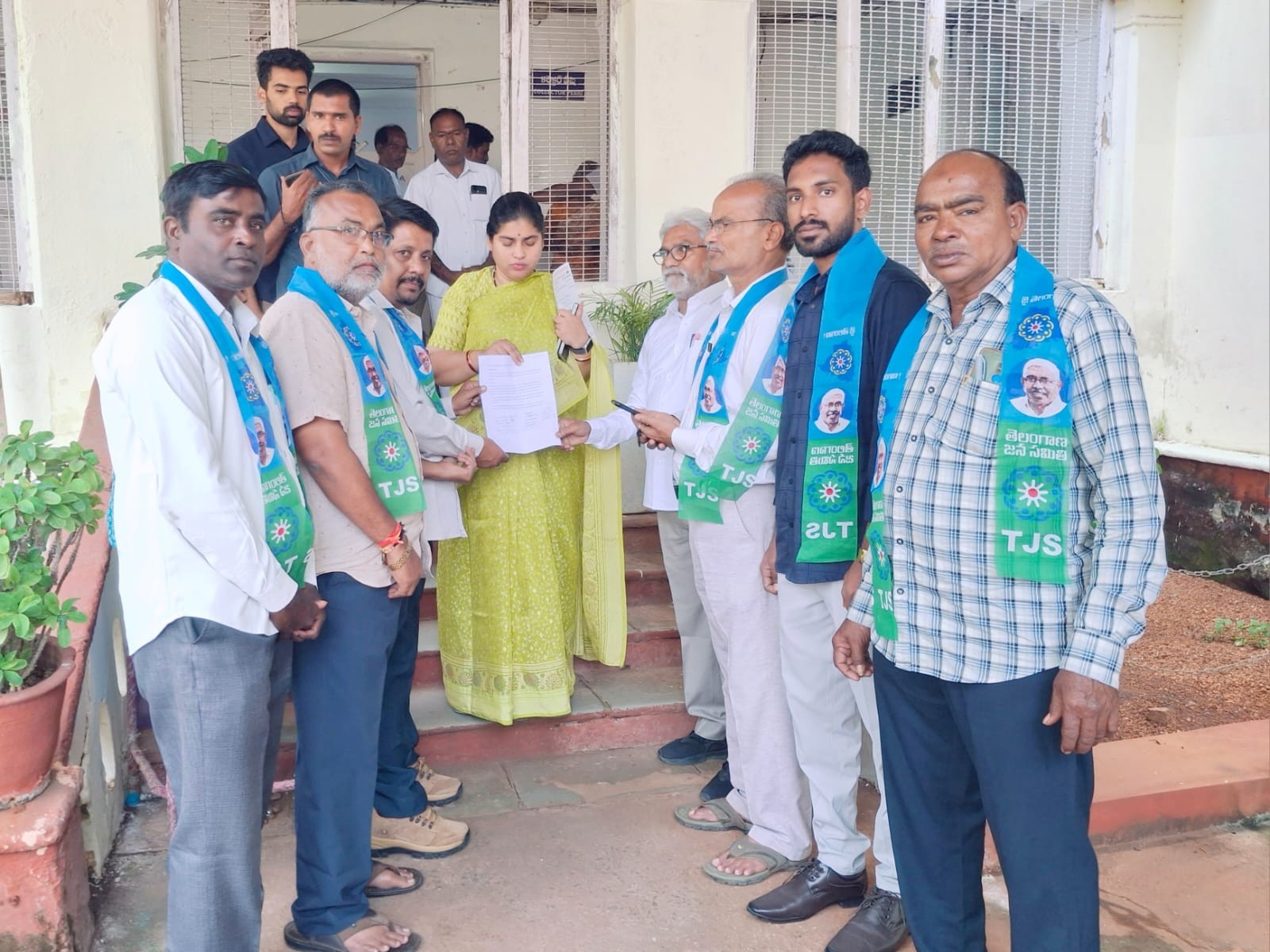 జిల్లా కలెక్టర్‌కు వినతిపత్రం అందజేత