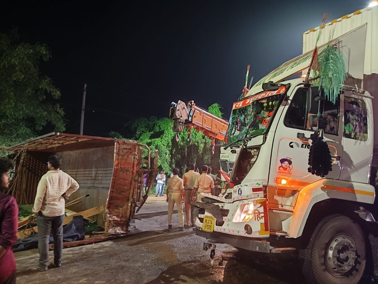 యూటర్న్ తీసుకునే సమయంలో  ఓ లారీ బోల్తా