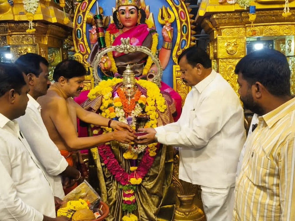 శనీశ్వరుడిని దర్శించుకున్న ఎంపీ