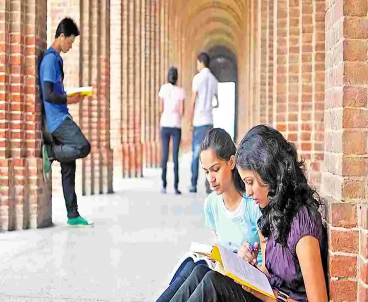 ఫీజుల ఒత్తిడిలో నగర విద్యార్థులు