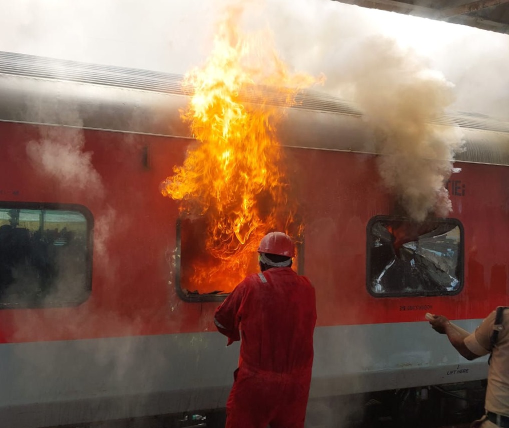 BREAKING: రైలులో మంటలు