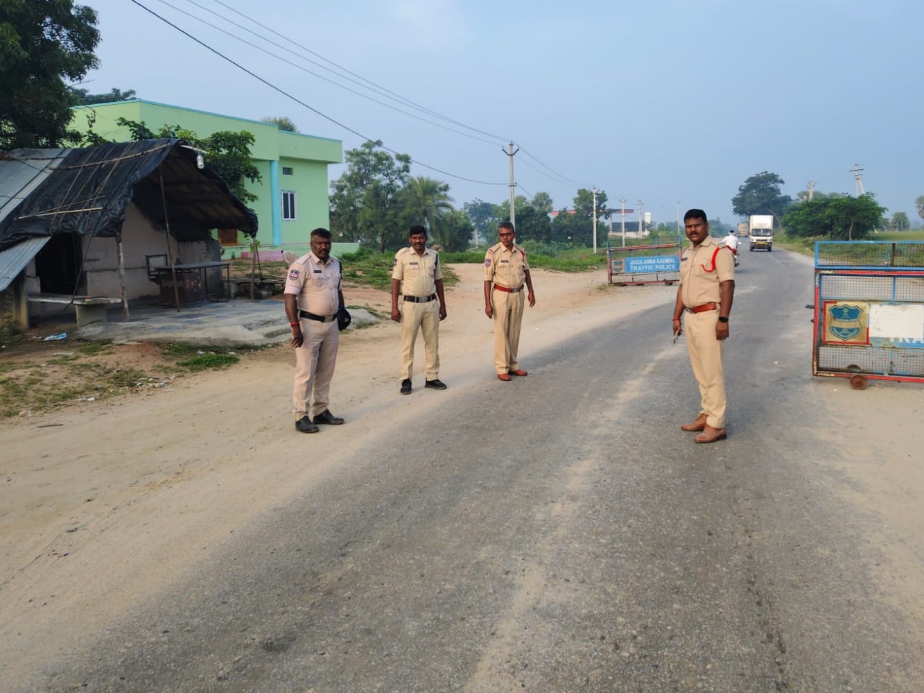 రాష్ట్ర సరిహద్దుల్లో వాహనాల చెకింగ్