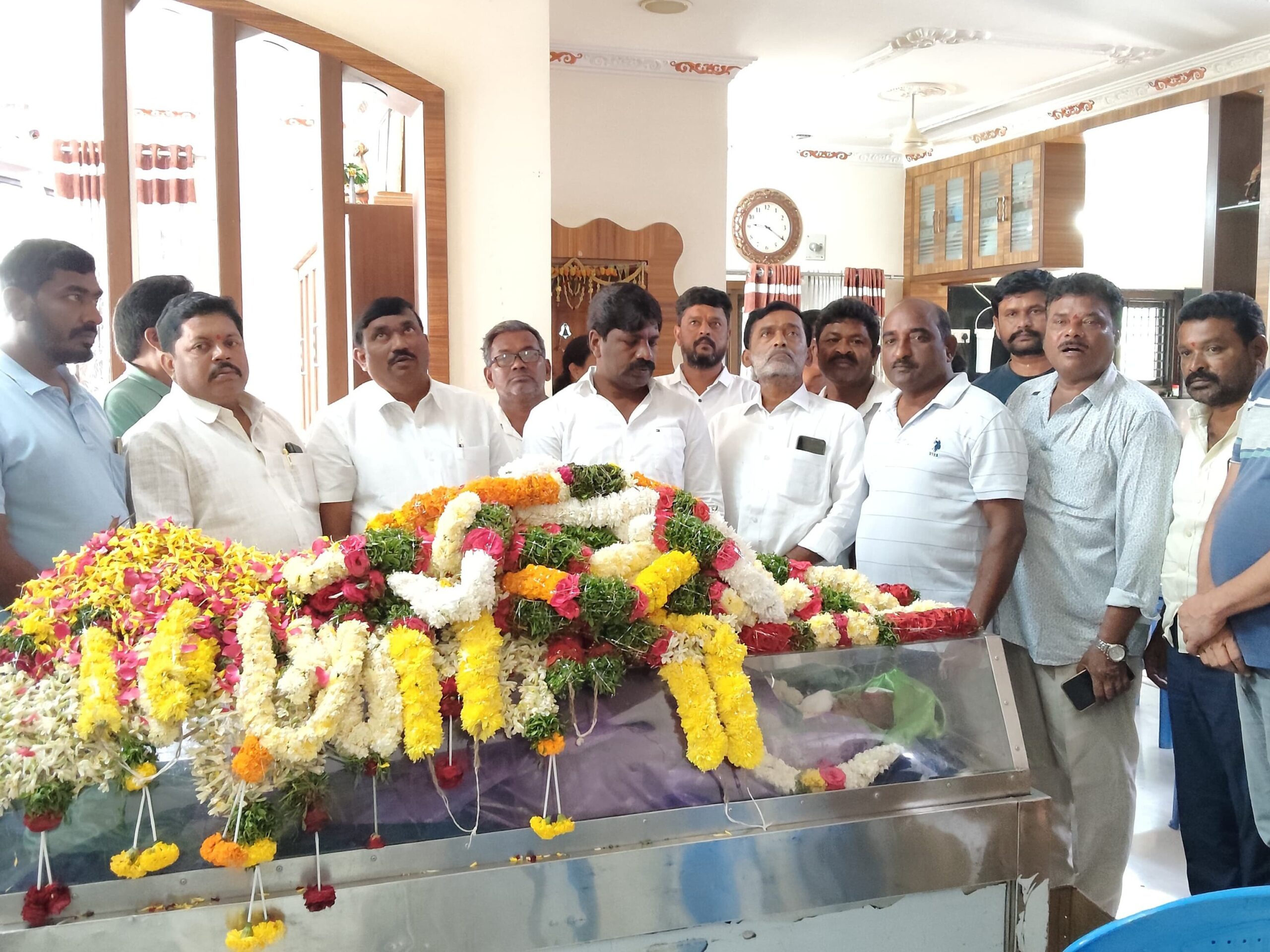 నివాళులు అర్పించిన ఎమ్మెల్యే