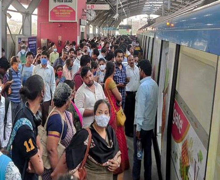 ALERT: మెట్రో స్టేషన్‌లో ప్రయాణికుల రద్దీ