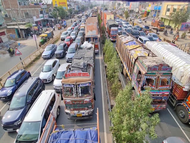 కిలోమీటర్ల మేర నిలిచిన వాహనాలు